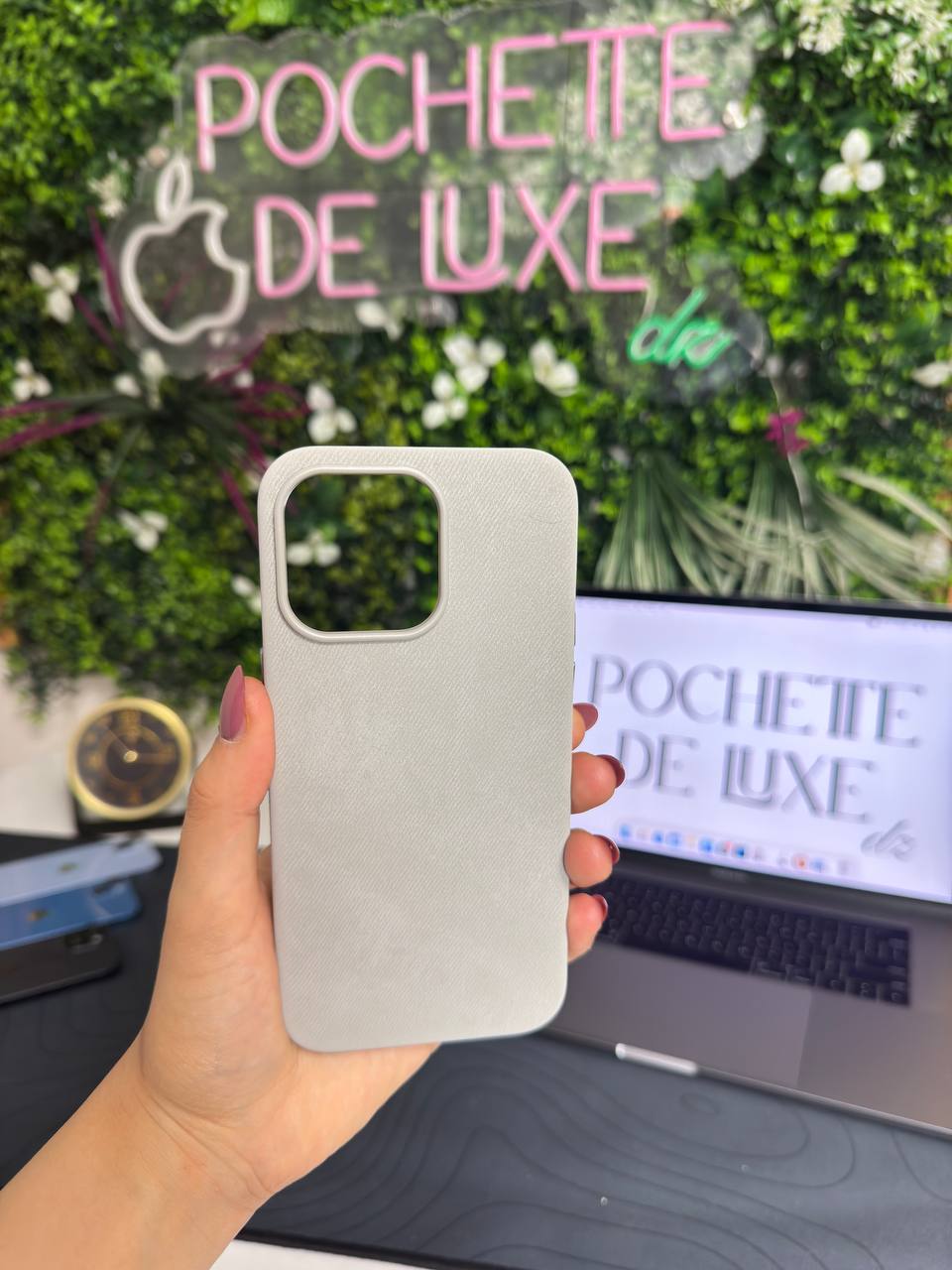 Pochette Alcantara 2025