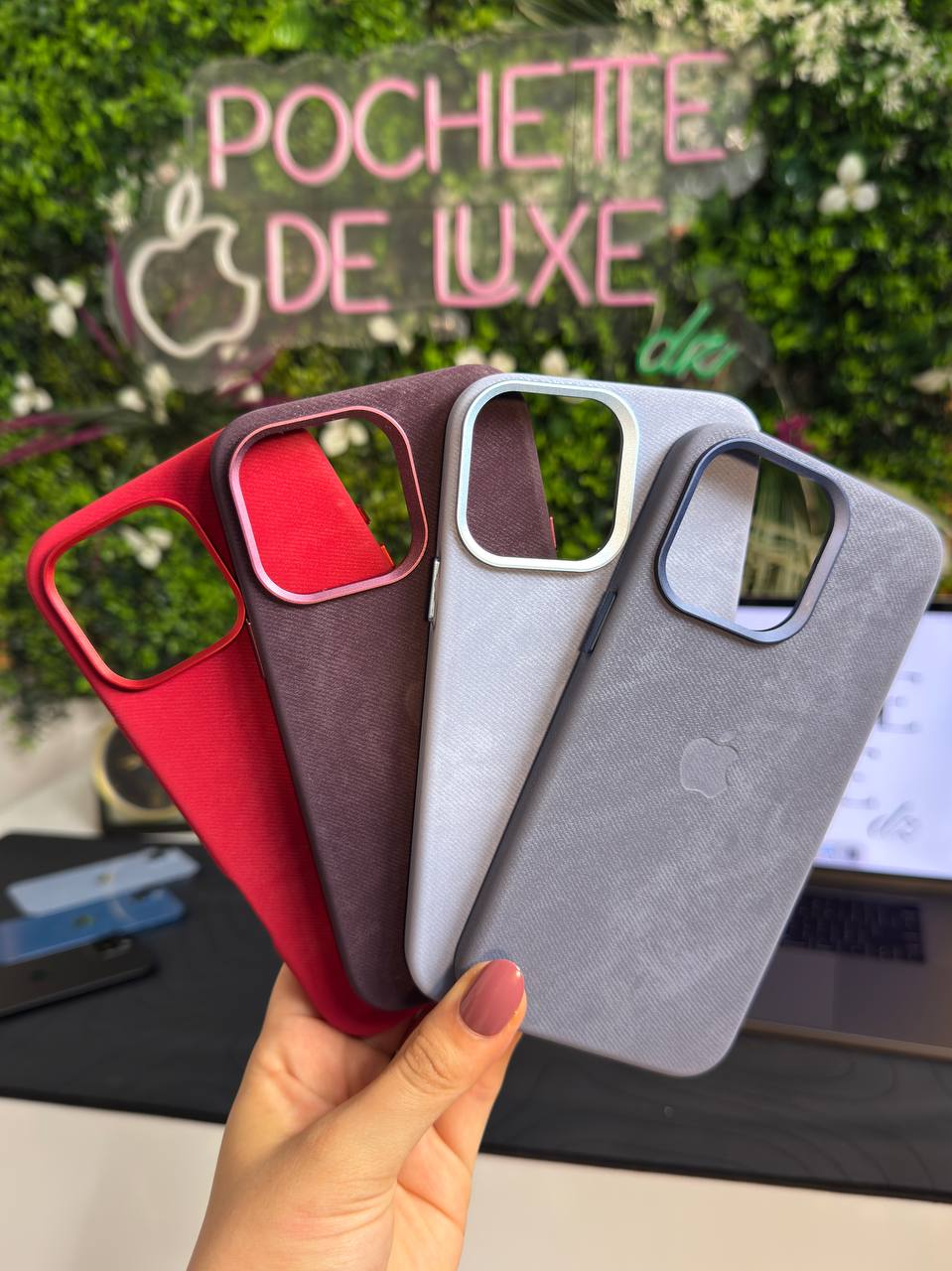 Pochette Alcantara 2025