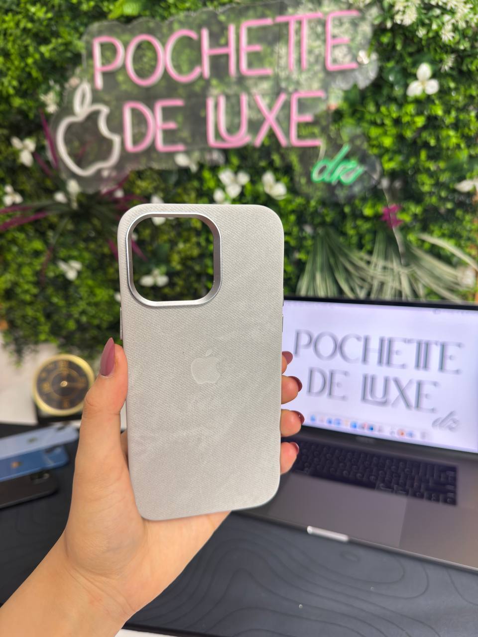 Pochette Alcantara 2025